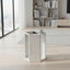 Table d'appoint hexagonale en marbre blanc naturel, surface mate lisse pour un toucher satiné, aspect doux dans la chambre,