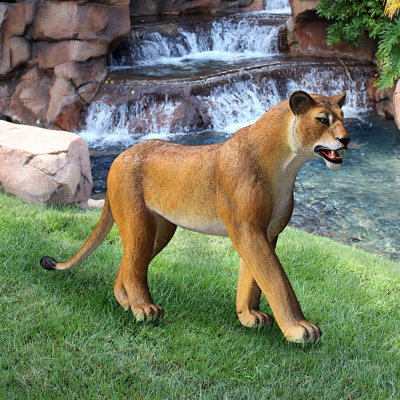 Statue de jardin lionne à l'affût