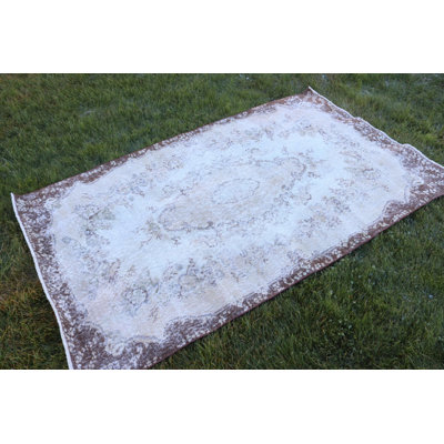 Tapis turc rétro avec motif géométrique traditionnel dans des tons chauds de terre pour la décoration intérieure