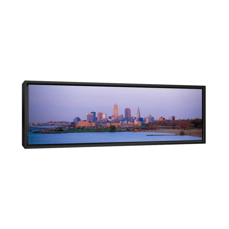 Bâtiments au bord de l'eau, Cleveland, Ohio, États-Unis # 2 - Impression panoramique sur toile tendue, Toile avec cadre noir