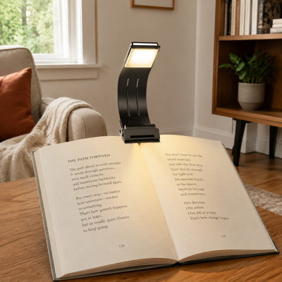 Pour les lecteurs et les enfants qui utilisent des livres au lit ou qui lisent le soir, cette lampe à pince noire de style marque-page combine 8 lumières DEL avec 3 températures de couleur et une gradation progressive.