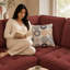 Canapé d'angle en U Doroteia avec méridienne de rangement, ports USB et coussins décoratifs, couleur rouge.-64422764