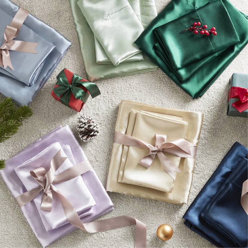 Lit simple en satin - Rides - Élégance. Convient aux matelas de 16 po ou moins. Comprend 1 drap plat et 4 taies d'oreiller ajustées. Lisse, pour les cheveux... Draps 100% luxueux. Confortable.