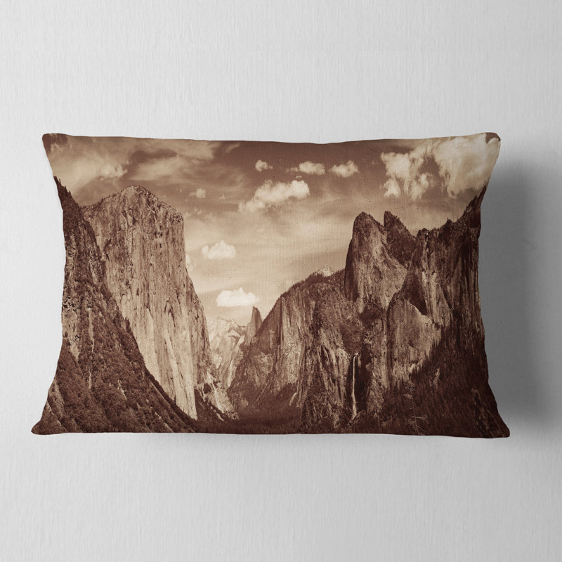 Rocks and Forest en noir et blanc - Coussin décoratif à imprimé paysage