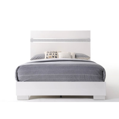 Lit à panneau Ii blanc ultrabrillant avec garniture et pieds scintillants décoratifs, sommier tapissier nécessaire, 4 lattes et 8 supports, conception à profil bas, finition des pieds en bloc, fabriqué en placage de particules, 81,02