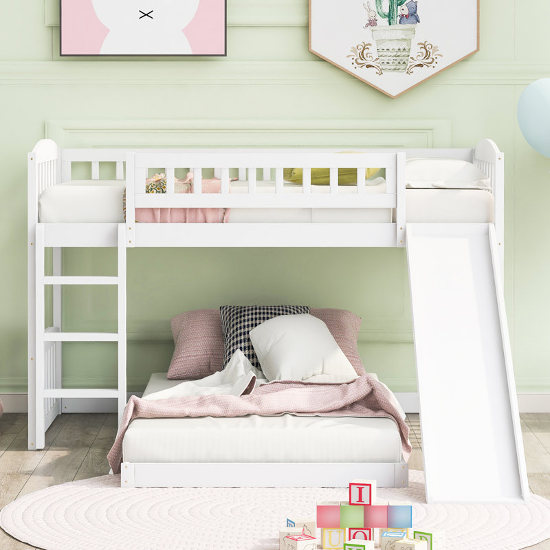 Lit simple au-dessus d'un lit superposé blanc avec glissière intégrée et montage latéral, structure en bois de pin massif, idéal pour les petits espaces, lignes grises, lit de support à lattes, palette de couleurs, matériaux optimisés