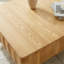 Table basse carrée à plateau relevable avec structure en bois massif et rangement caché-499712330