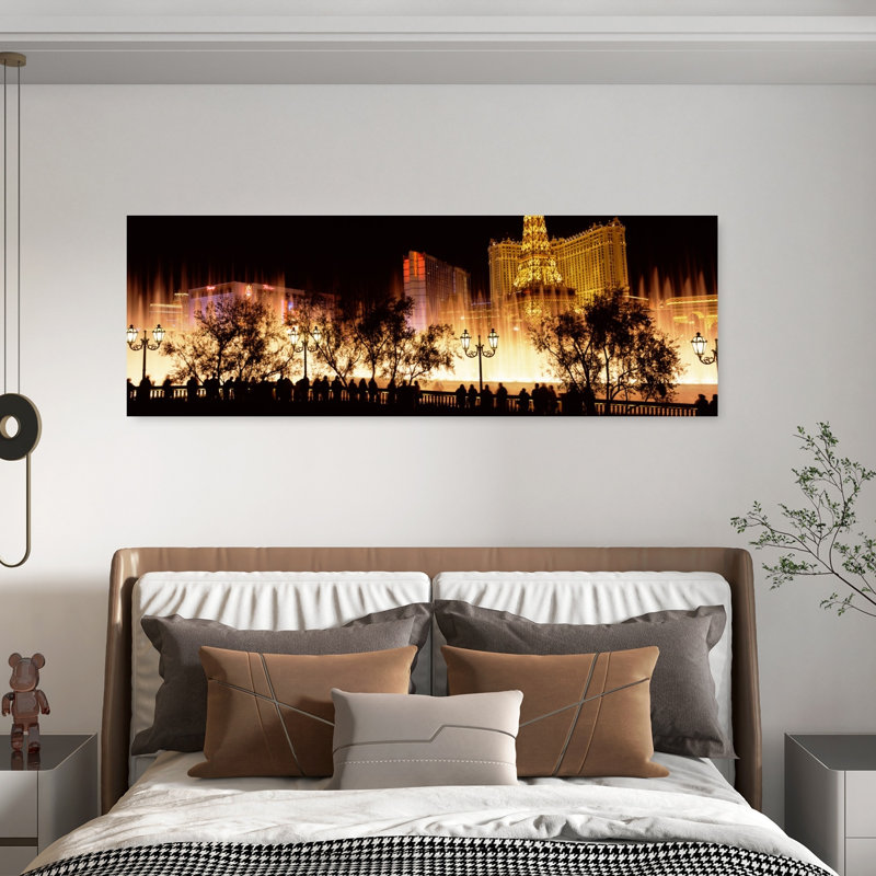 Art mural abstrait, hôtels dans une ville éclairée la nuit, The Strip, Las Vegas, Nevada, États-Unis, H 60 po x l 20 po