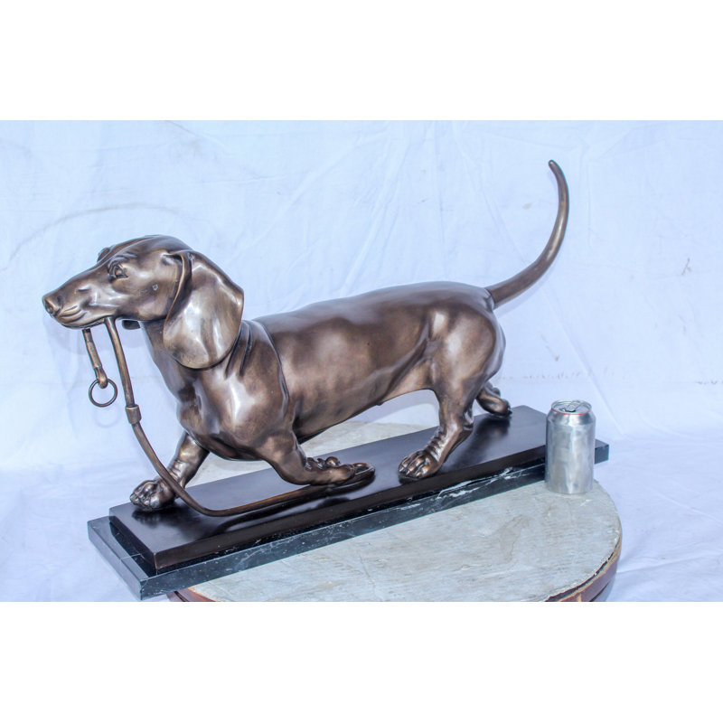 Statue de bronze en forme de teckel marchant en bronze montée sur marbre 29 po x 8 po x H 15 po Nifao
