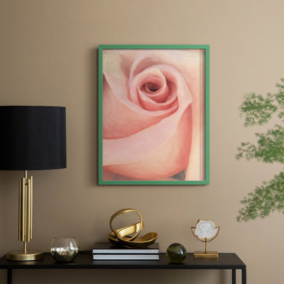 «Soft Flower Petals III», reproduction encadrée - bois massif