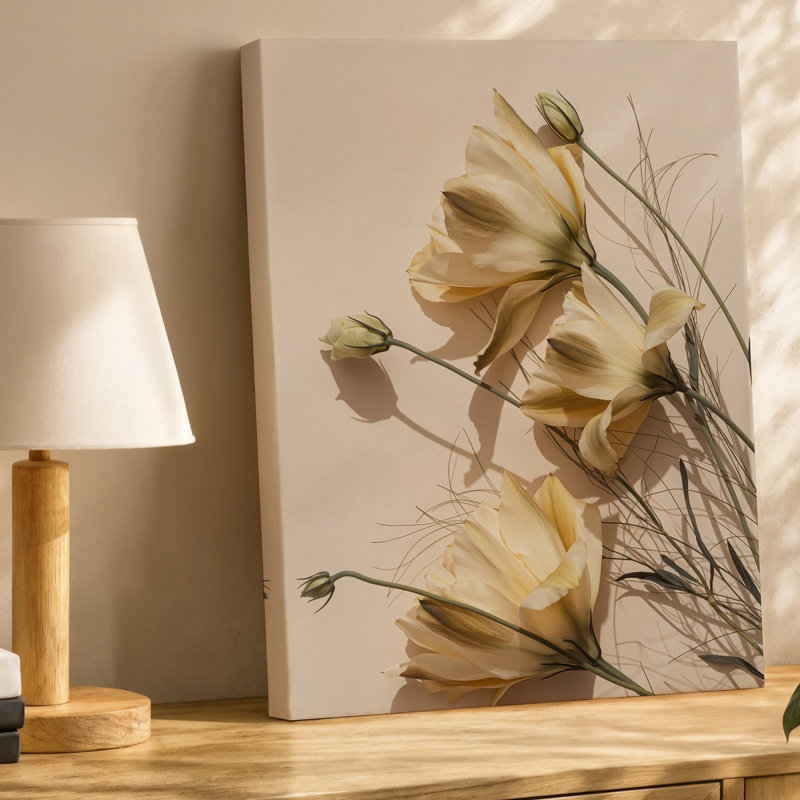 Toile, composition minimaliste sereine avec délicates fleurs jaunes pâles avec art mural, pétales fluides et toile murale gracieuse élancée
