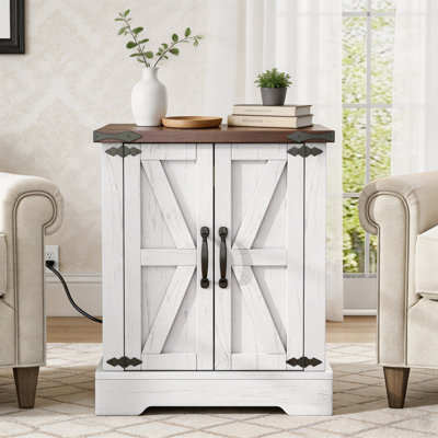 Table de bout de ferme 19,6 po avec station de charge et porte de grange, table de chevet en bois rustique avec tablette réglable - Table d'appoint blanche pour le salon et la chambre à coucher