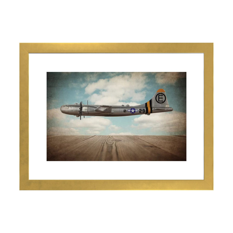 «B29 Super Fortress» par Saint and Sailor Studios - reproduction de photo, H 24 po x l 32 po x P 1 po, Papier encadré doré