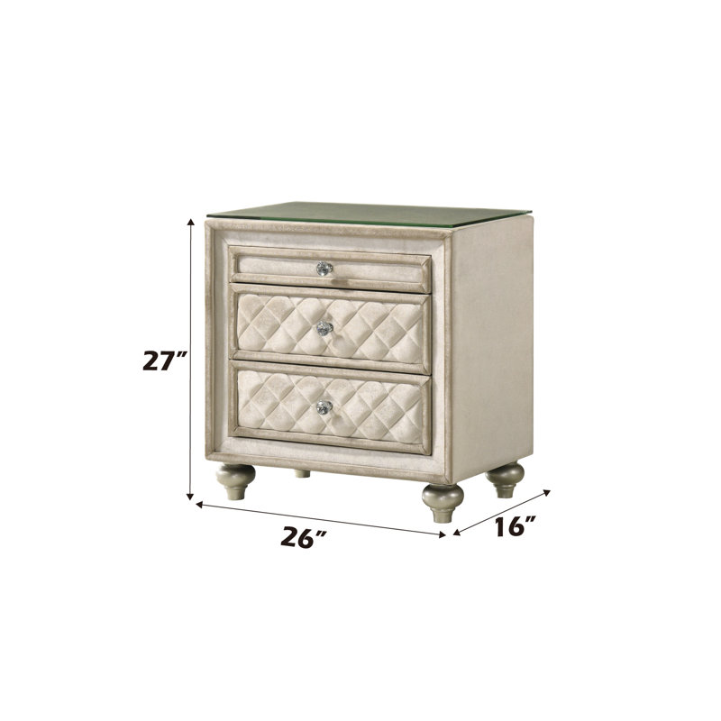 3 Table de chevet en velours beige doux avec des éléments décoratifs avec des détails de tiroirs pratiques