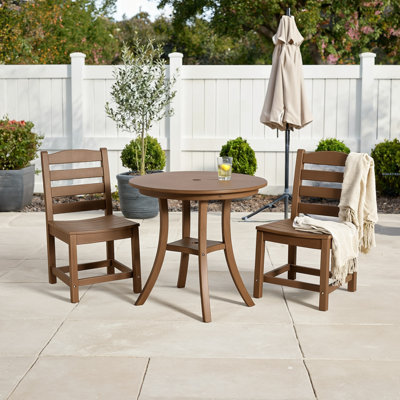 3 tables d'extérieur: table ronde et 2 chaises sans accoudoirs, durabilité toutes saisons, compact pour les petits espaces, chêne foncé antique, patio décontracté avec terrasse toutes saisons, balcon ou pelouse idéal, style, personne