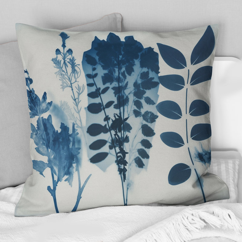 Fleurs sauvages rétro dans les tons de bleu VII - Coussin décoratif à imprimé floral