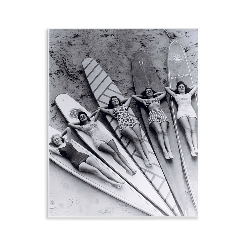 Plaque murale rétro femmes sur planches de surf, design par Arlington Prints