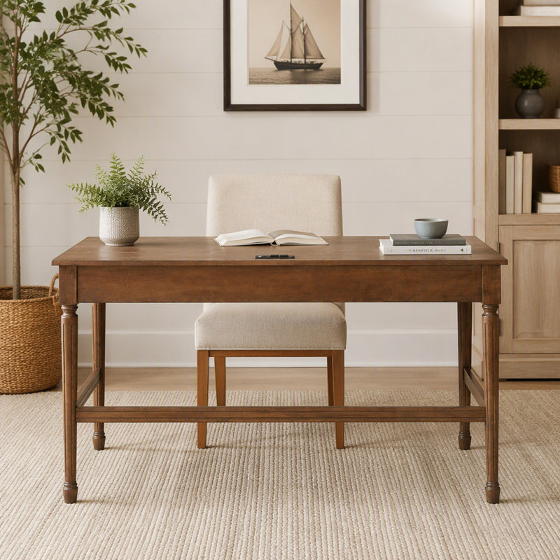Bureau pour bureau à domicile avec prise de recharge intégrée, grand espace de rangement et design élégant en bois pour espaces de travail et d'étude modernes.