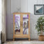 Élégante armoire vitrée en chêne clair avec portes en verre trempé, éclairage DEL, dossier en miroir et tablettes réglables pour la maison et le bureau