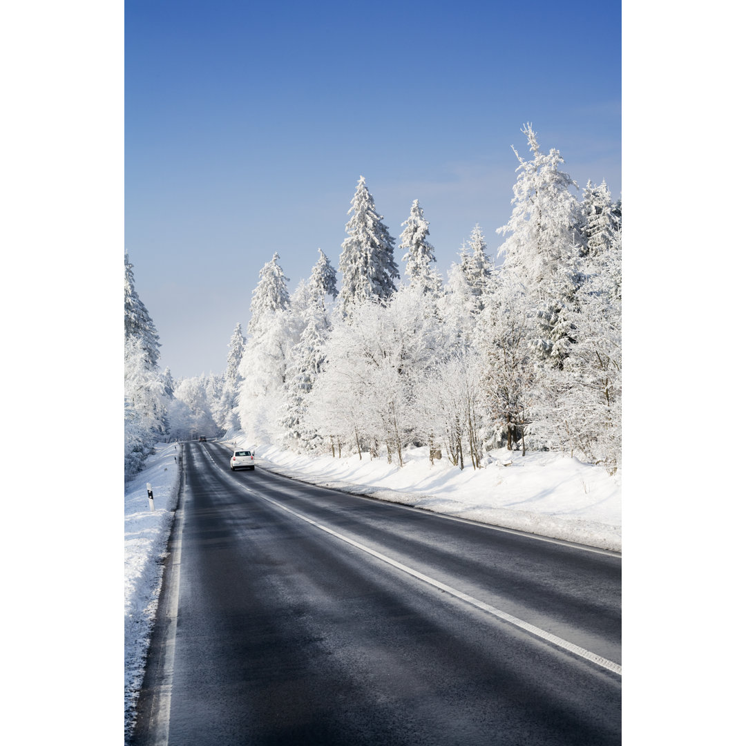 Straße durch das Winterwunderland