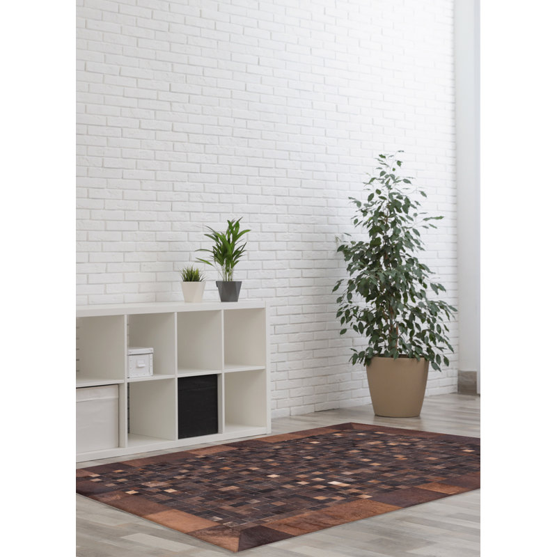 Tapis brun en cuir de vache patchwork 4 pi 1 po x 6 pi 0 po