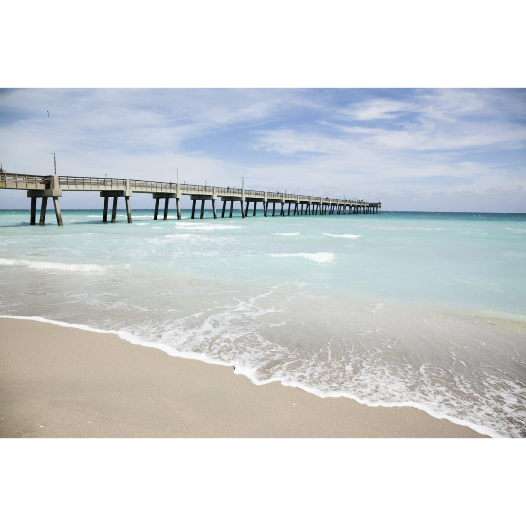 Long Pier On Dania Beach von Alex Potemkin - Druck ohne Rahmen auf Leinwand