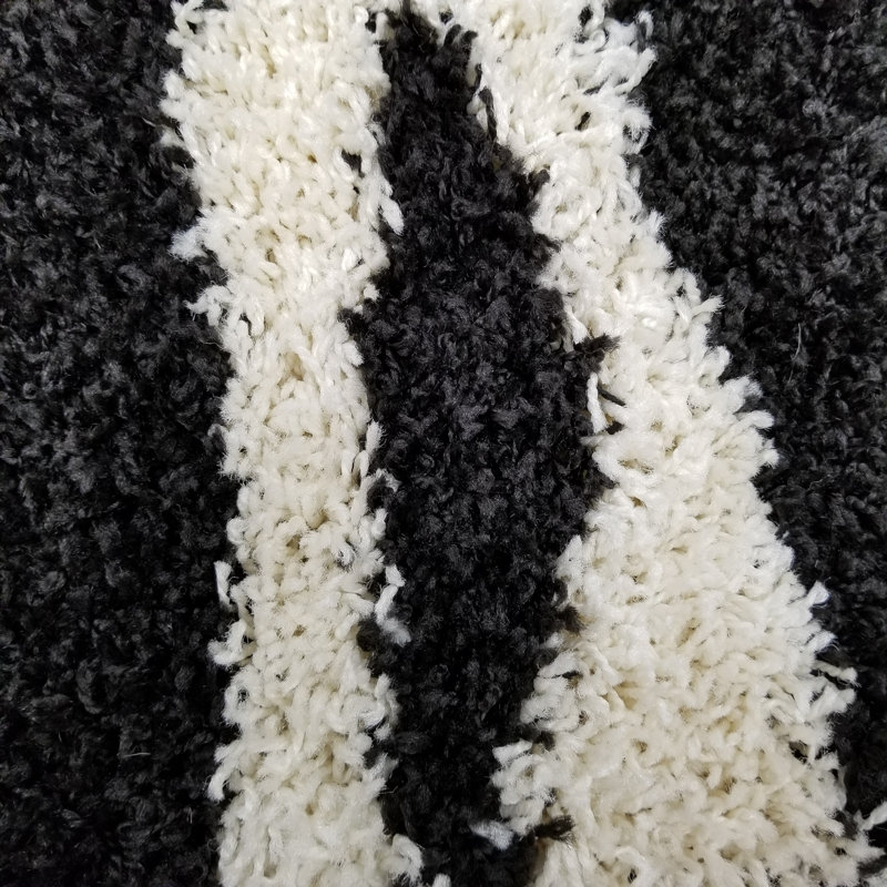 Tapis noir / ivoire à poils longs Adomale, Rectangle 3 pi 3 po x 4 pi 8 po