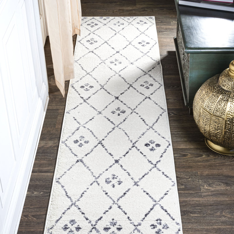 Tapis ivoire / gris clair à motif géométrique de diamants marocain, Tapis de couloir 2 pi x 8 pi