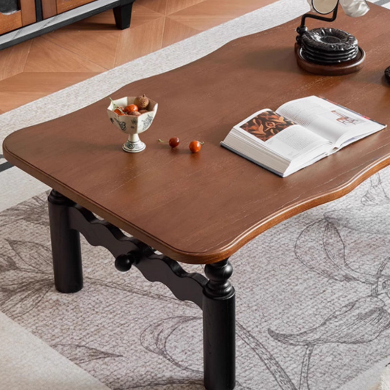 Table basse rétro aux couleurs contrastantes