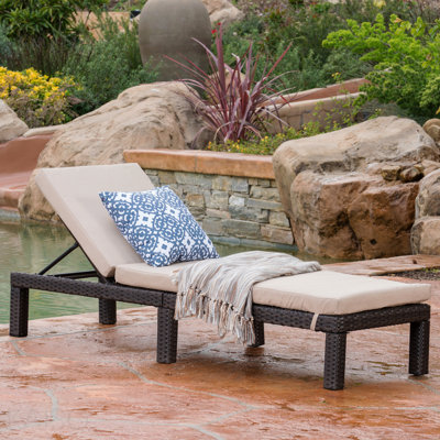 Chaise longue d'extérieur, structure brun foncé KD avec coussin beige