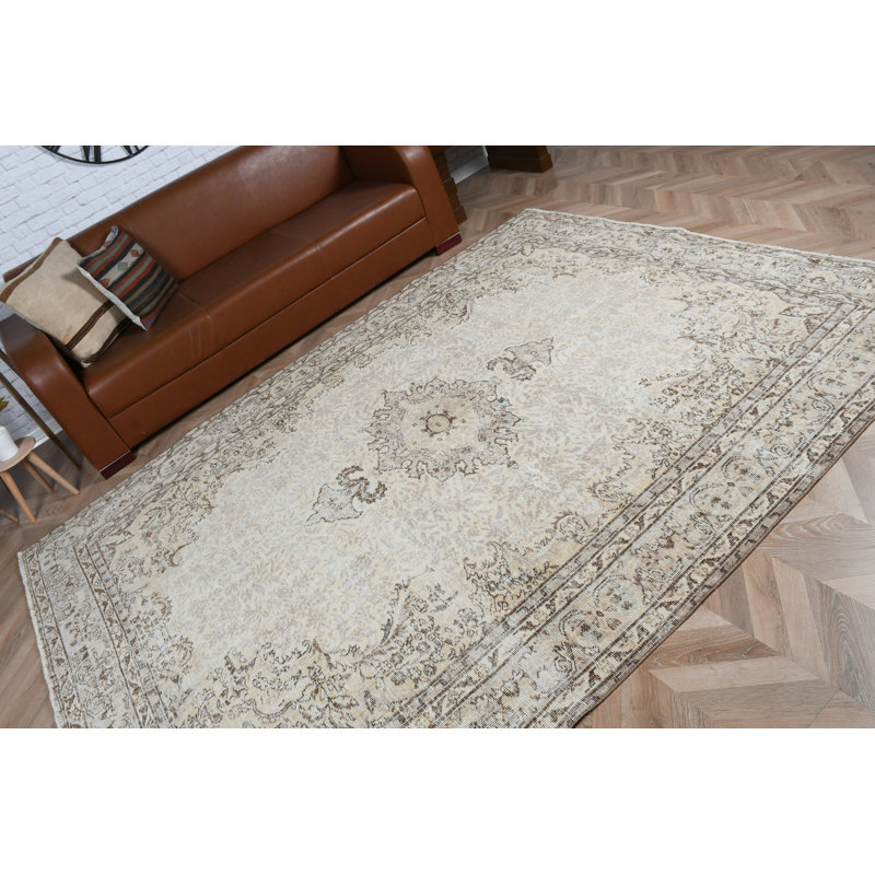 Élégant tapis turc à motif beige de style rétro pour un décor de salon traditionnel orné de tons neutres doux