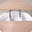 Table basse ronde à plateau relevable avec rangement caché et base sculptée - Bois naturel et blanc