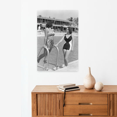 1930S 1940S Deux femmes en maillots de bain debout au bord de la piscine, l'une s'appuyant sur une échelle de piscine, rétro, rétro, art urbain sur la plage