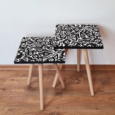 Ensemble de 2 tables gigognes élégantes, dessin abstrait noir et blanc, 13,8 po x 18,5 po x 13,8 po (plus grand), 13,8 po x 16,5 po x 13,8 po (plus petit) | 100% panneau de fibres à densité moyenne avec pieds en bois de hêtre, moderne et géométrique pour le salon et le bureau