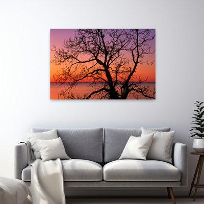 Vue de l'océan à travers des branches d'arbres en silhouette, Dawn, Maryland, États-Unis Art océanique contemporain abstrait et tranquille