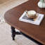 Table basse de couleur rétro au design contrastant