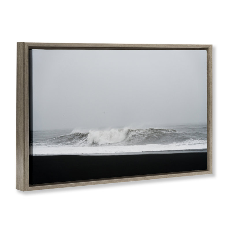 Cadre flottant Black Sand Beach Waves, design par Jade Sharp Photo, H 21 po x l 31 po, Cadre flottant orme Montalcino