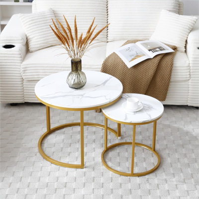 Ensemble de tables basses rondes gigognes avec plateau d'aspect marbre blanc, niveau inférieur gris froid et structure en métal doré pour le salon ou la chambre à coucher
