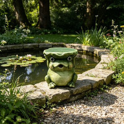 Charmante sculpture de grenouille assise en résine de 30 cm (11,81 pouces), coiffée d'un chapeau en feuille de lotus. Ornement fantaisiste pour jardin, terrasse, porche, cour et allée.
