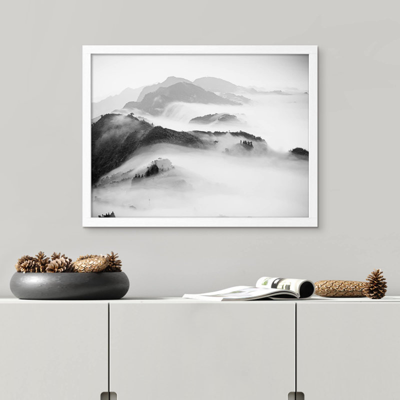 «Black and White Misty Foggy Mountain Range Landscape» sur papier, Blanc, H 12 po x l 16 po
