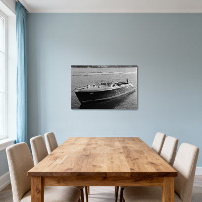 Bateau à vapeur Fashion Classic sur eau calme en noir et blanc