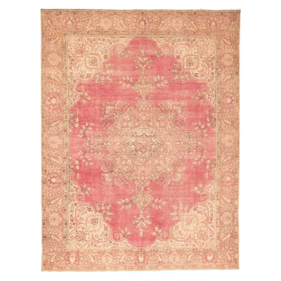 Tapis rose Antalya 9 pi 6 po x 12 pi 6 po