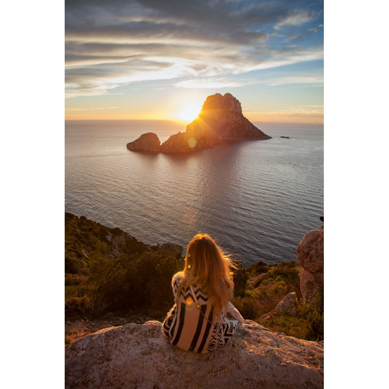 Femme regardant un coucher de soleil, L 32 po x H 48 po