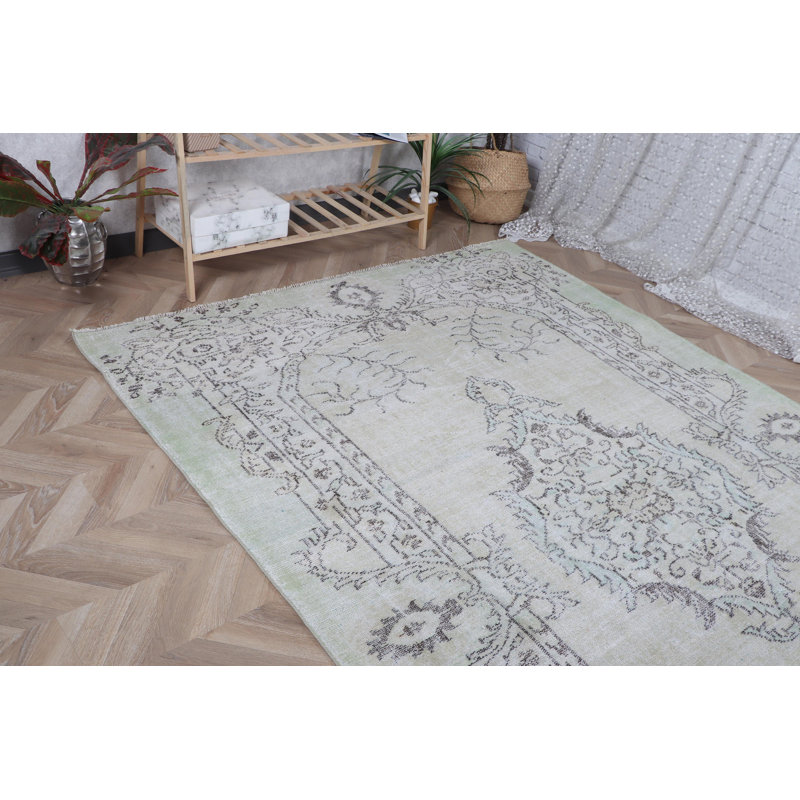 Tapis turc rétro vert doux et motif oriental pour une décoration sophistiquée