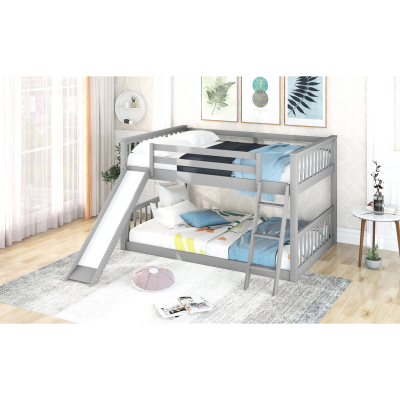 Lit superposé au-dessus d'un lit double gris avec glissière inclinable et télescopique rotative détachable