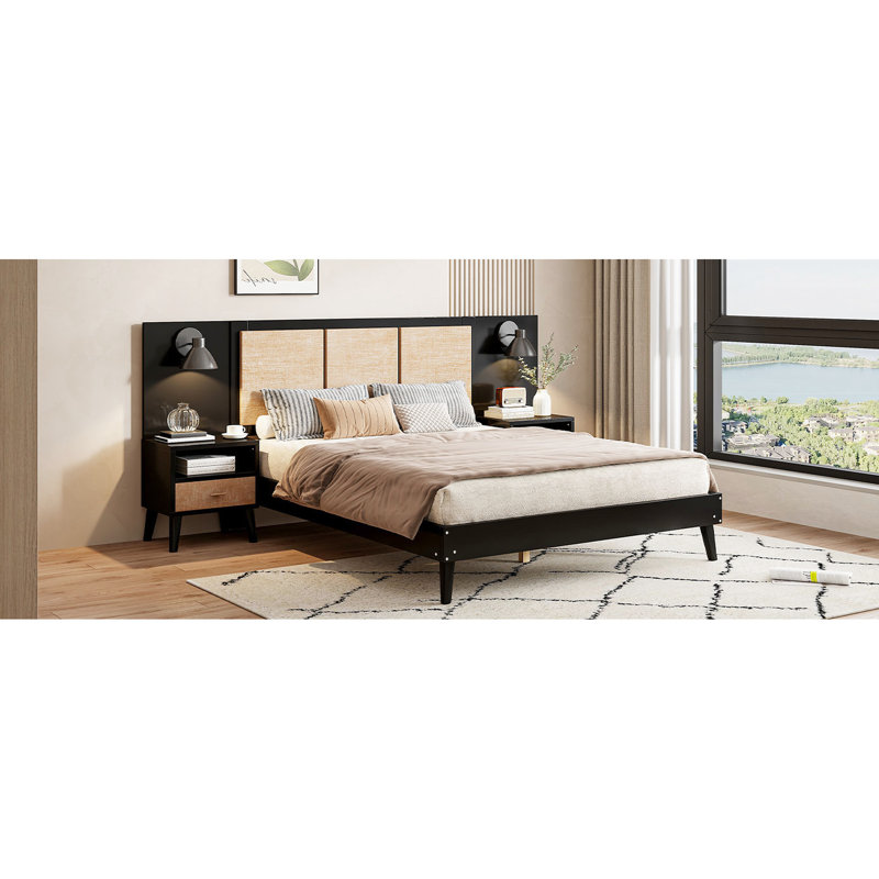 Base de lit grand noir en bois massif avec 2 tables de chevet et lampes. Construction stable, lampes encastrées de style, mélange, élégant pour la chambre à coucher
