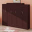 Structure de lit escamotable et peu encombrante avec armoires et tablettes de rangement-429930181