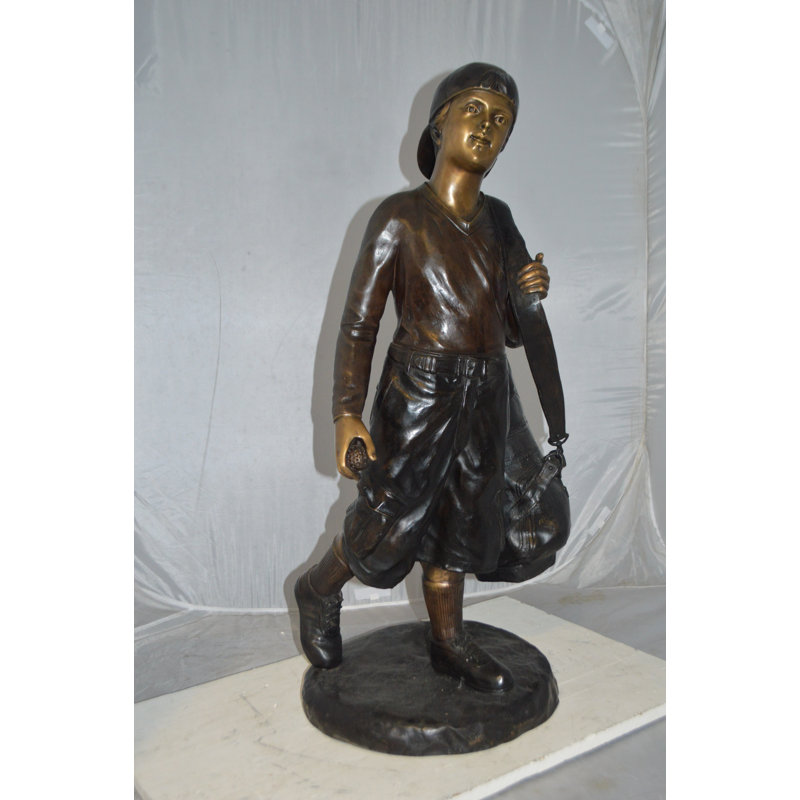 Statue de garçon Michalak portant un sac de golf en bronze - Taille: L 15 po x l 15 po x H 38 po.