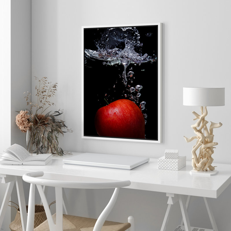 Pomme rouge vif dans l'eau sur toile, Cadre flottant blanc, H 36 po x l 24 po x P 1,5 po