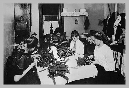 Une séance de famille à la table avec des jarretielles-reproduction de photo, H 44 po x l 66 po x P 1,5 po
